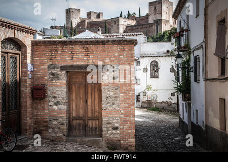 Vista del castello di Alhambra in background da Albacin nel quartiere della città di Granada, Spagna Foto Stock