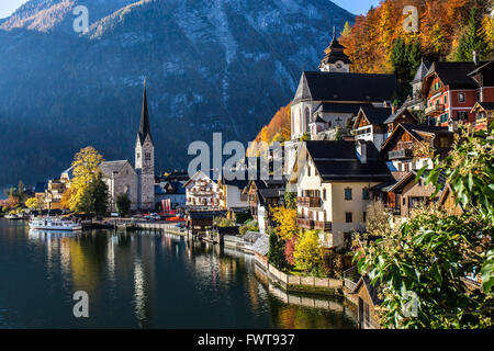 Villaggio storico in autunno - Hallstatt, Austria Foto Stock