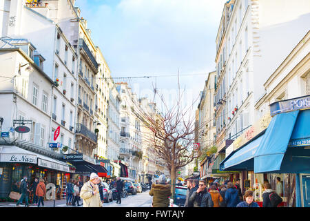 La gente a camminare su una strada di Montmartre. Montmartre è famosa destinazione turistica a Parigi. Foto Stock