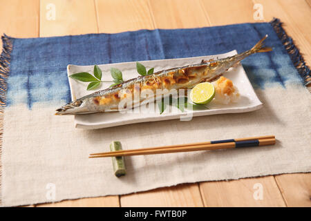 In stile giapponese saury pacifico piatto Foto Stock