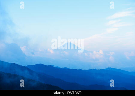 Vista del Monte Fuji al mattino dal Monte Daibosatsu, Prefettura di Yamanashi, Giappone Foto Stock