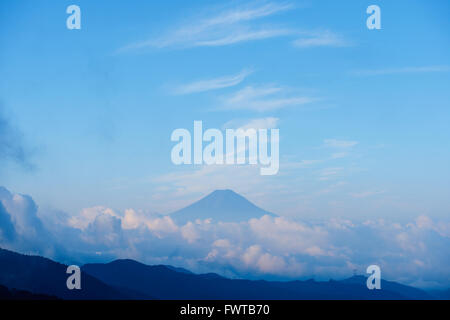 Vista del Monte Fuji al mattino dal Monte Daibosatsu, Prefettura di Yamanashi, Giappone Foto Stock