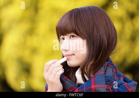 Attraente donna giapponese con la marmitta su un inverno giornata di sole Foto Stock