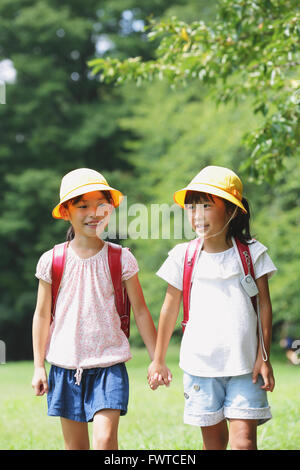 Ragazzo giapponese in un parco della città Foto Stock