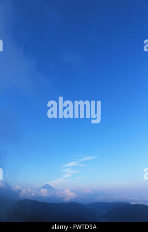 Vista del Monte Fuji al mattino dal Monte Daibosatsu, Prefettura di Yamanashi, Giappone Foto Stock