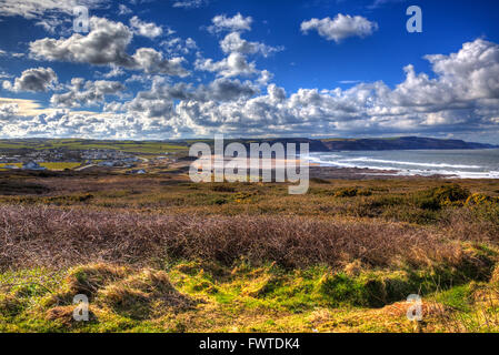 Widemouth Bay North Cornwall vicino a Bude Regno Unito con cielo blu e bianco luminoso con le nuvole in una bella giornata di sole in HDR Foto Stock