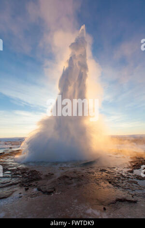 Eruzione di Strokkur, fontana geyser nell'area geotermale accanto al fiume Hvítá in inverno, Haukadalur, Sudurland, Islanda Foto Stock