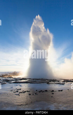 Eruzione di Strokkur, fontana geyser nell'area geotermale accanto al fiume Hvítá in inverno, Haukadalur, Sudurland, Islanda Foto Stock