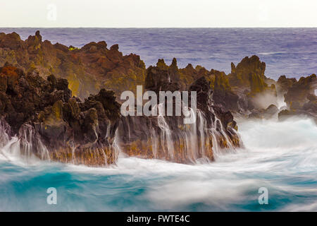 Le onde a Waianapanapa State Park, Maui Foto Stock