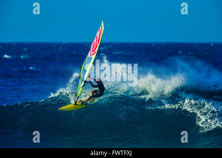 Windsurf Maui su enorme onda spazzate dal vento Foto Stock