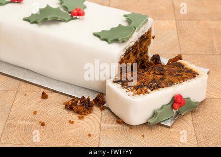 Torta di Natale con una fetta presa out, profondità di campo Foto Stock