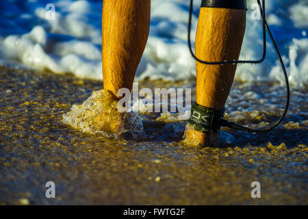 Surf a Maui - Vista dettagliata del Surfer's piedi e il tether Foto Stock