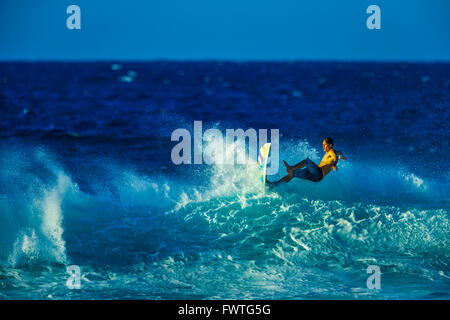 Surf a Maui con maschio surfer cade fuori di tavole da surf in condizioni di tempesta Foto Stock