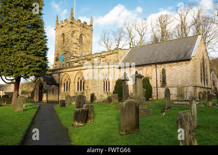 La chiesa parrocchiale di San Lorenzo nel Peak District villaggio di Eyam nel Derbyshire, Regno Unito. Foto Stock