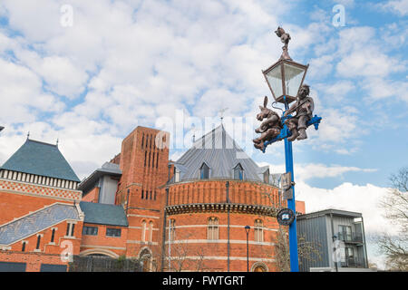 Lampada di Shakespeare, vista di un lampione accanto al Swan Theatre decorato con le figure Di Bottom e Tevye, Stratford Upon Avon, Regno Unito Foto Stock