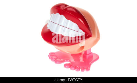 Sorridente denti di chattering giocattolo con grosse labbra - sfondo bianco Foto Stock