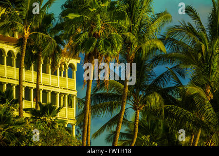 Palme e resort al tramonto, Maui Foto Stock