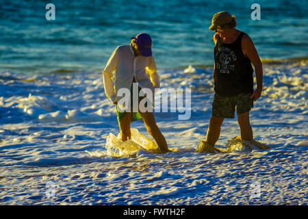 Giovane camminando su Makena Beach, Maui Foto Stock