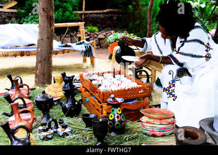 Una giovane donna etiope la preparazione del caffè. Foto Stock