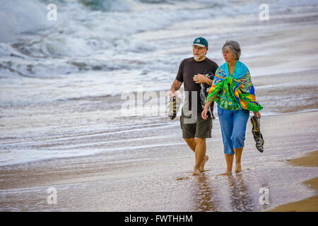 Coppia sulla spiaggia a piedi all'alba a Maui, Hawaii Foto Stock