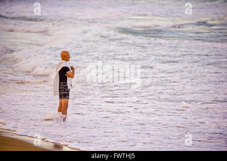 L'uomo inserendo le onde a Alba a Maui, Hawaii Foto Stock