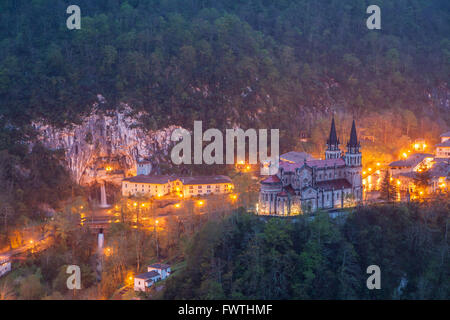 Chiesa di Covadonga, Asturias, Spagna. Picos de Europa Mountains. Foto Stock