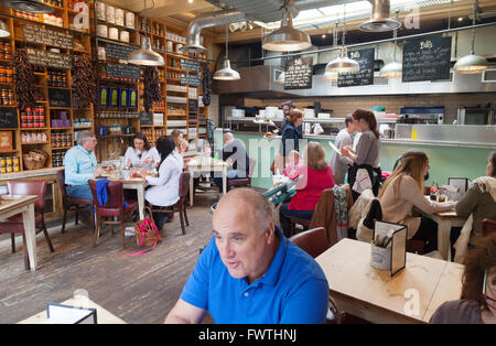 Persone di mangiare in un ristorante interno, Bill's restaurant, Reading, Berkshire REGNO UNITO Foto Stock