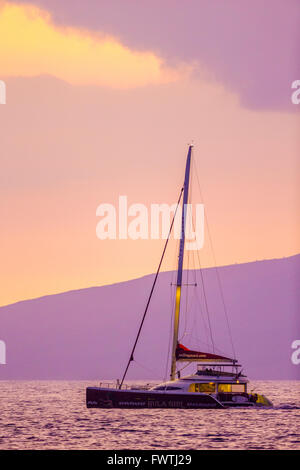 Passato a vela isola di Lanai al tramonto visto da Maui Foto Stock