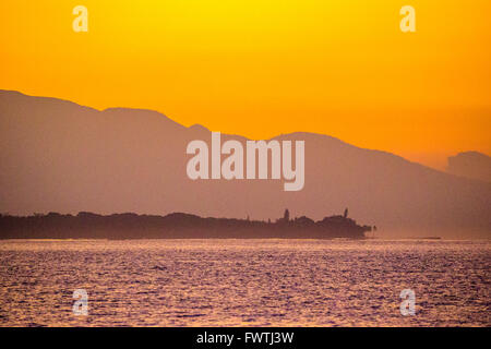 Spallamento del vulcano Heleakala onMaui presso sunrise come si vede dall'acqua Foto Stock