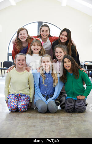 Gruppo di bambini godendo di Drama Workshop insieme Foto Stock