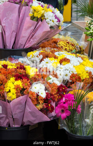 Mazzi di fiori per la vendita su un mercato in stallo. Pozzetti, Somerset, Inghilterra Foto Stock