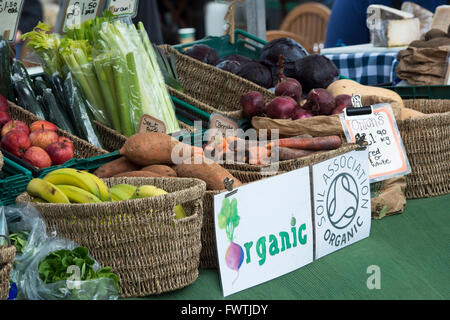 Organici di mercato di frutta e verdura in stallo. Pozzetti, Somerset, Inghilterra Foto Stock