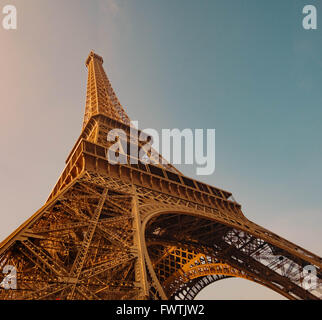 Tramonto in serata con la Torre Eiffel dal di sotto a Parigi Foto Stock