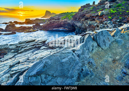 Sunrise a Poelua Bay a nord di Maui con testa Kahakuloa e Heleakala in distanza Foto Stock