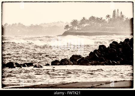 Lavaggio onde sulla spiaggia al tramonto a Baldwin Park, Maui in bianco e nero vintage Foto Stock