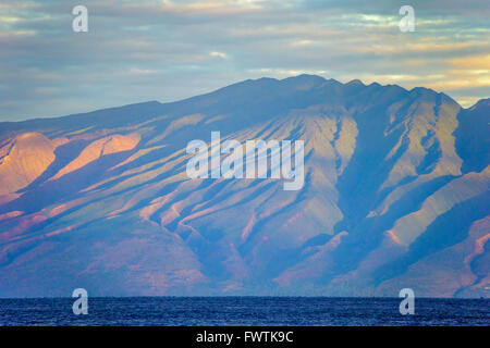 Molokai al sunrise visto da un tour in barca da Maui Foto Stock