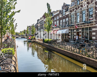 Le biciclette e le vecchie case sul canale Turfmarkt in Gouda, Paesi Bassi Foto Stock