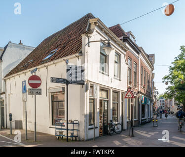 La vecchia strada Lange Groenendaal nella città vecchia di Gouda, South Holland, Paesi Bassi Foto Stock