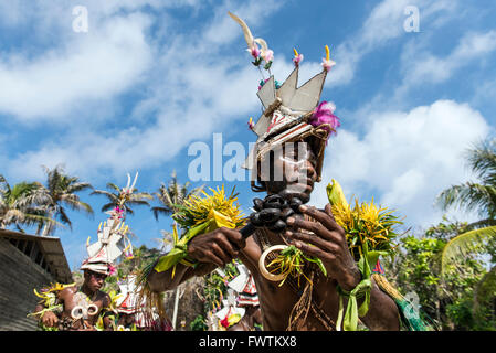 Ballerini locali uomini di eseguire una danza tradizionale Tuam Isola, Papua Nuova Guinea Foto Stock