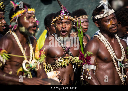 Ballerini locali uomini di eseguire una danza tradizionale Tolokiwa, Papua Nuova Guinea Foto Stock