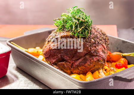 Gourmet Entree principale corso Rib-Eye grigliata di carne di manzo con erbe aromatiche Foto Stock