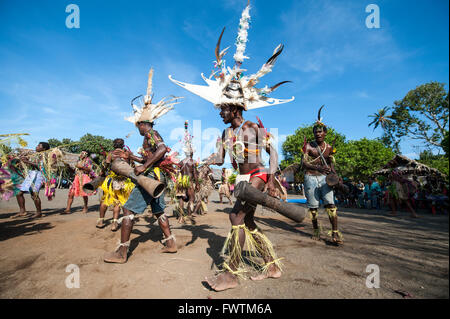 Ballerini locali uomini di eseguire una danza tradizionale Tolokiwa, Papua Nuova Guinea Foto Stock