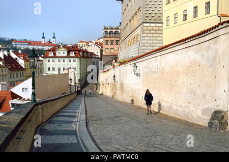 Praga, Repubblica Ceca. Ke hradu - strada che conduce dal castello di Nerudova. Foto Stock