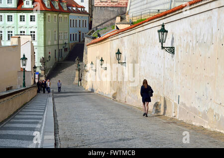 Praga, Repubblica Ceca. Ke hradu - strada che conduce dal castello di Nerudova. Foto Stock