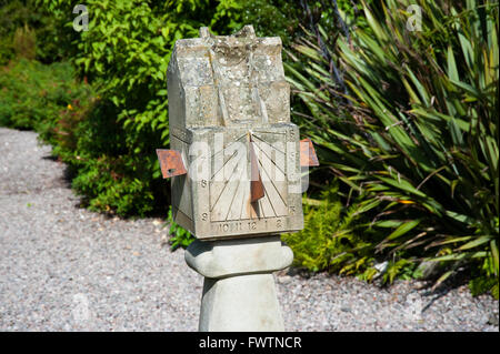 Il vecchio orologio solare in un giardino Foto Stock