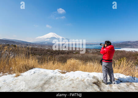 Panorama dell'antenna di punto di vista del Monte Fuji a Yamanaka Lake in inverno Foto Stock