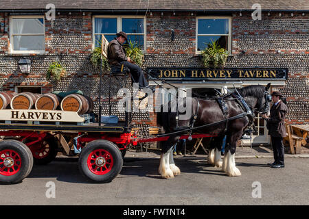 Birreria Harveys Dray e cavalli fuori il John Harvey Tavern di Lewes, nel Sussex, Regno Unito Foto Stock
