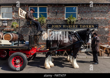 Birreria Harveys Dray e cavalli fuori il John Harvey Tavern di Lewes, nel Sussex, Regno Unito Foto Stock