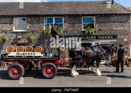 Birreria Harveys Dray e cavalli fuori il John Harvey Tavern di Lewes, nel Sussex, Regno Unito Foto Stock