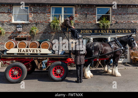 Birreria Harveys Dray e cavalli fuori il John Harvey Tavern di Lewes, nel Sussex, Regno Unito Foto Stock